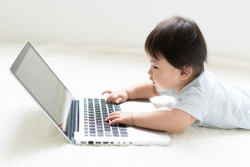 パソコンと赤ちゃん