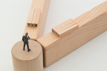 分岐点に立つビジネスマン