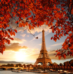 Obraz Wieża Eiffla z jesiennymi liśćmi w Paryżu