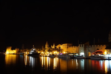 Fototapeta na wymiar Hafenpromenade von Trogir bei Nacht