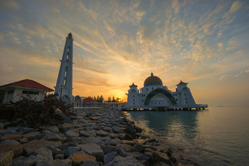 Obraz premium Malacca Straits Floating Mosque during dramatic sunrise