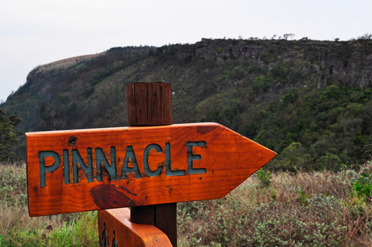 Sud Africa, 01/10/2009: il cartello per il Pinnacolo, the Pinnacle, una gigantesca colonna di quarzite che sorge dalla vallata boscosa del Blyde River Canyon