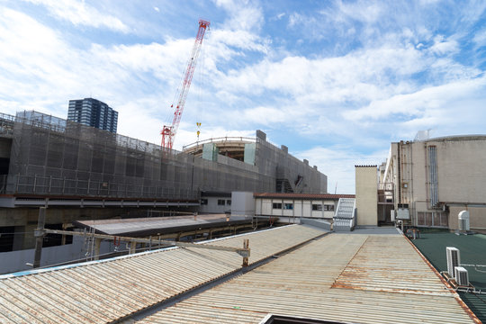 高架駅工事が行われている新潟駅の風景 