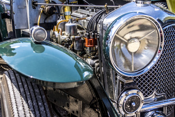 Scheinwerfer und Seitenansicht eines Oldtimers