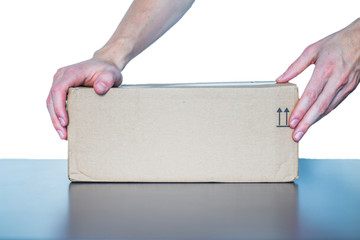 Paket und Männerhände, freigestellt