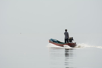 Fototapeta na wymiar NOV 5,2016 : The fisherman sailing at Bangpakong river in Chachengsao Provice east of Thailand.(on white background)
