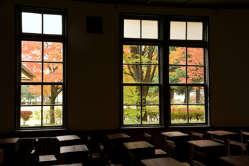 Fototapeta premium 重要文化財 紅葉の旧松本高等学校の公開教室の風景