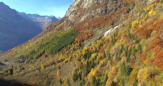 Aerial 4k - Val di Mello - Valmasino (IT) - Cascata in Localit&agrave; C&agrave; di Rogni - vista aerea autunnale 
