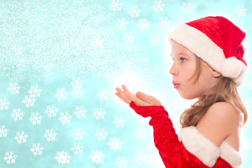 Kind im Nikolauskostüm pustet aus der Hand