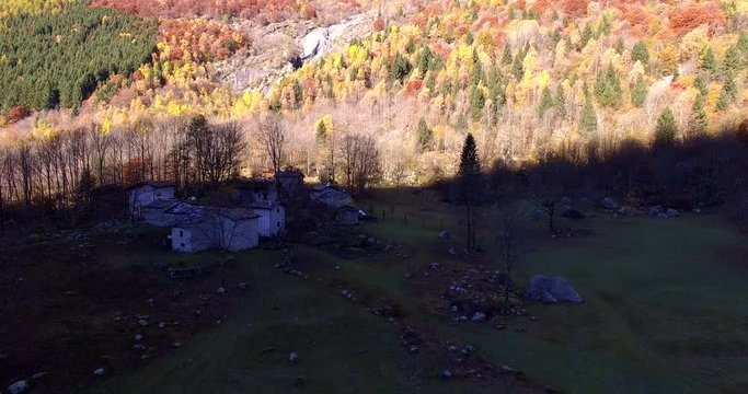 
Aerial 4k - Val di Mello - Valmasino (IT) - Cascata in Localit&agrave; C&agrave; di Rogni - vista aerea autunnale 