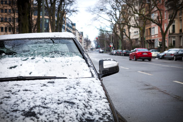 Obraz premium Auto mit dem ersten Schnee 