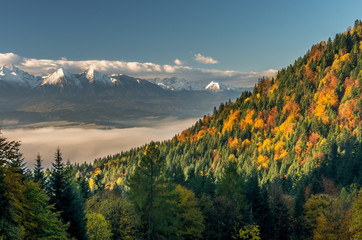 Obrazy na Szkle  Piękna jesienna panorama od kolorowych jesiennych Pienin po ośnieżone Tatry, Polska