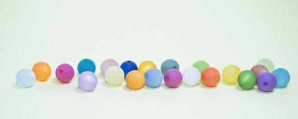 Perlen auf Papier liegend