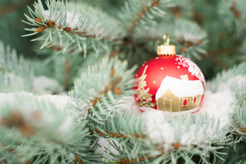 Fototapeta na wymiar Новогодняя игрушка на рождественском дереве, снег