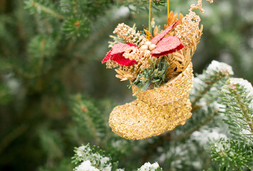 Новогодняя игрушка на рождественском дереве 