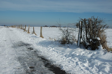 Wunderschöne Wanderung. Verschneites Feld vor blauem Himmel