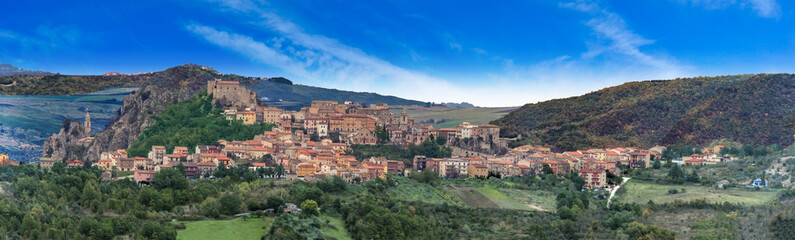 Fototapeta na wymiar Bagnoli del Trigno e la grande vallata molisana - panorama
