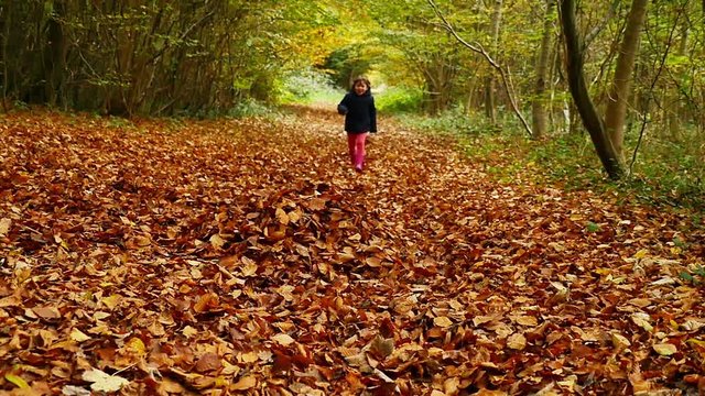 jolie jeune fille courant dans les feuilles
