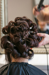 Hochzeit Friseur Haare locken Lockenstab braune 