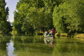 Balade en barque dans les marais à Coulon (79510), département des Deux-Sèvres en région Nouvelle-Aquitaine, France