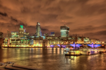 Fototapeta na wymiar London skyline at night
