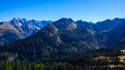 Alpen Panorama von Fellhorn im Allgäu im Herbst mit schneebedeckten Gipfeln