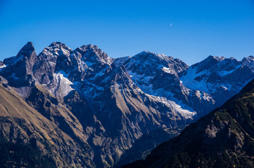 Alpen Panorama von Fellhorn im Allgäu im Herbst mit schneebedeckten Gipfeln