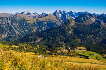 Alpen Panorama von Fellhorn im Allgäu im Herbst mit schneebedeckten Gipfeln