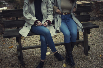 Dos mujeres sentadas en un banco un día de otoño