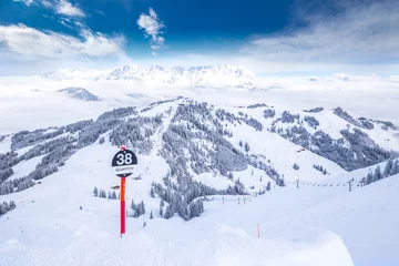 Crédence de cuisine en verre imprimé Sports dhiver Tyrolian alps and ski slopes in Austria in famous Kitzbühel ski resort.