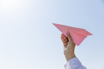 ピンクの紙飛行機 - obrazy, fototapety, plakaty
