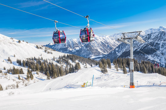 Fototapeta  Skiers in cable car enjoying stunning view to Bavarian Alps, Fellhorn, Oberstdorf, Germany