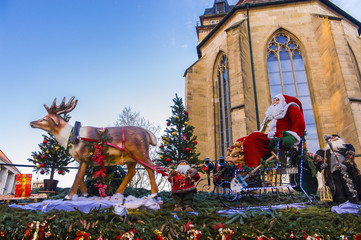 Stuttgarter Weihnachtsmarkt Dekoration Nikolaus auf seinem Schlitten mit Rentier vor der...