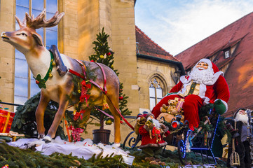 Stuttgarter Weihnachtsmarkt Dekoration Nikolaus auf seinem Schlitten mit Rentier 