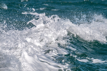 Fototapeta na wymiar ocean waves crashing