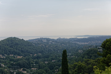 Naklejka premium La mer Méditerranée vue des hauteurs du village de Saint-Paul de Vence dans les Alpes-Maritimes, France