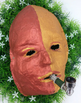 Maske mit Pfeife