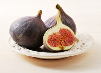 figs in a plate on wooden background