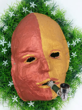 Maske mit Pfeife