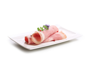 tranche de jambon sur fond blanc