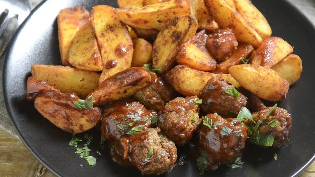 Naudan Lihapullat Boulettes de b&oelig;uf Polpette di manzo Alb&oacute;ndigas de carne de vacuno Beef balls Rindfleischfleischkl&ouml;schen 
