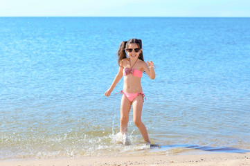 Fototapeta premium Cute girl having fun on beach