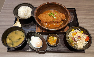 Deep fried pork with sauce and soup