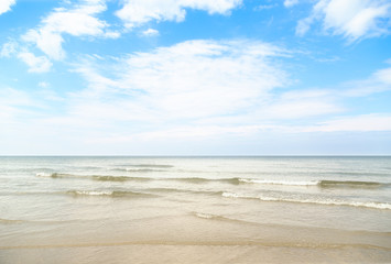 Fototapeta na wymiar Beautiful waves on the white sand