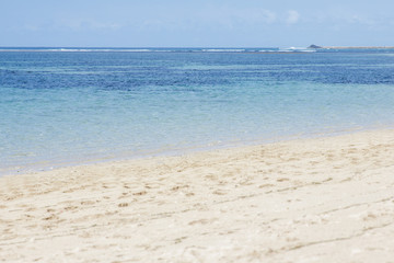 Fototapeta na wymiar beautiful beach with clear blue skies and blue sea