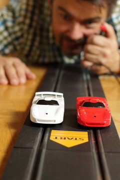 Autorennbahn Spielzeug. Mann spielt