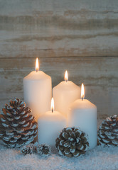 Fototapeta na wymiar Weihnachtsdekoration Kerzen weiß Weihnachten Lichter Hintergrund Stimmungsvoll 