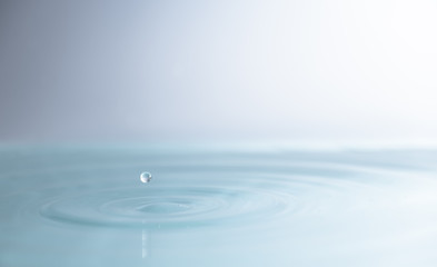 Wassertropfen fällt auf Wasseroberfläche