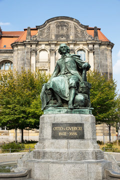 Otto von Guericke-Deckmal vor dem neuen Rathaus in Magdeburg, Sachsen-Anhalt