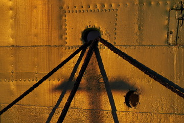 Ankerseile am Schiff bei Sonnenuntergang